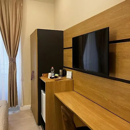 Victoria 4* نابولي